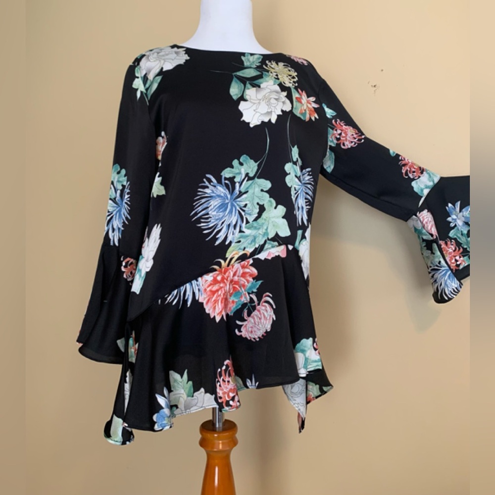 NEIMAN MARCUS ladies poly black floral fun flowy feminine top Size Small…
